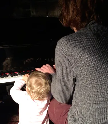 henri-violette-au-piano