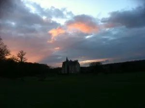 Le château de Bourgon entre chiens et loups