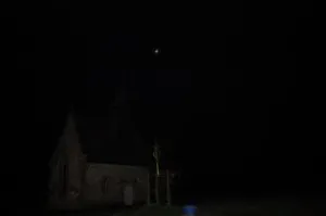 Le clocher pointe la lune