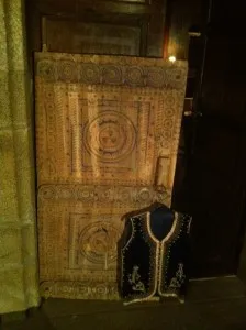 Le décor : porte ancienne et veste d'apparat Le décor : porte ancienne et veste d'apparat
