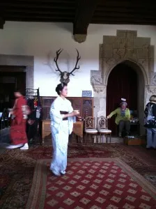 Yôko sert le thé