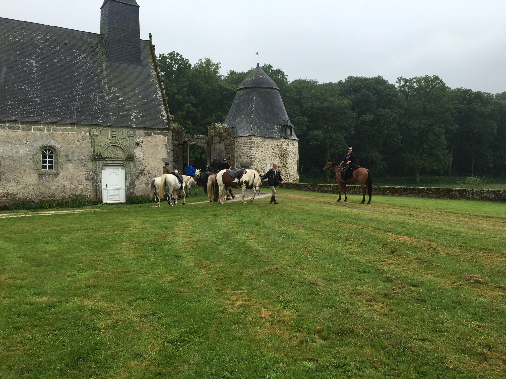 Départ chevaux sous porche
