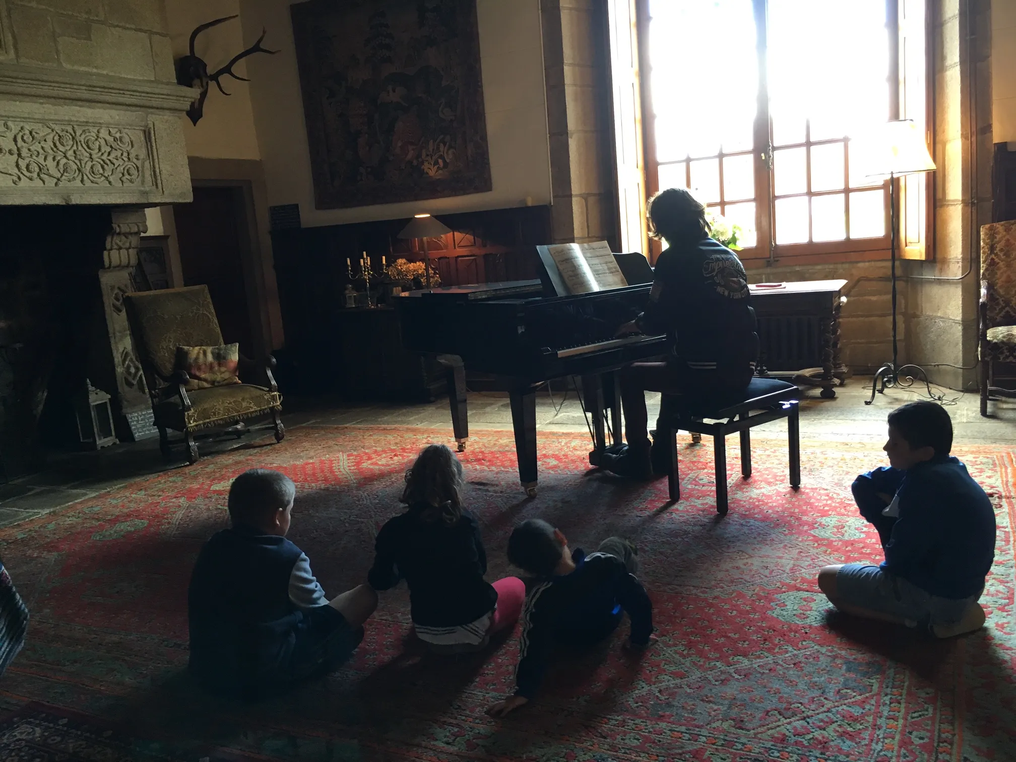 Henri Lucchesi et groupe d'enfants