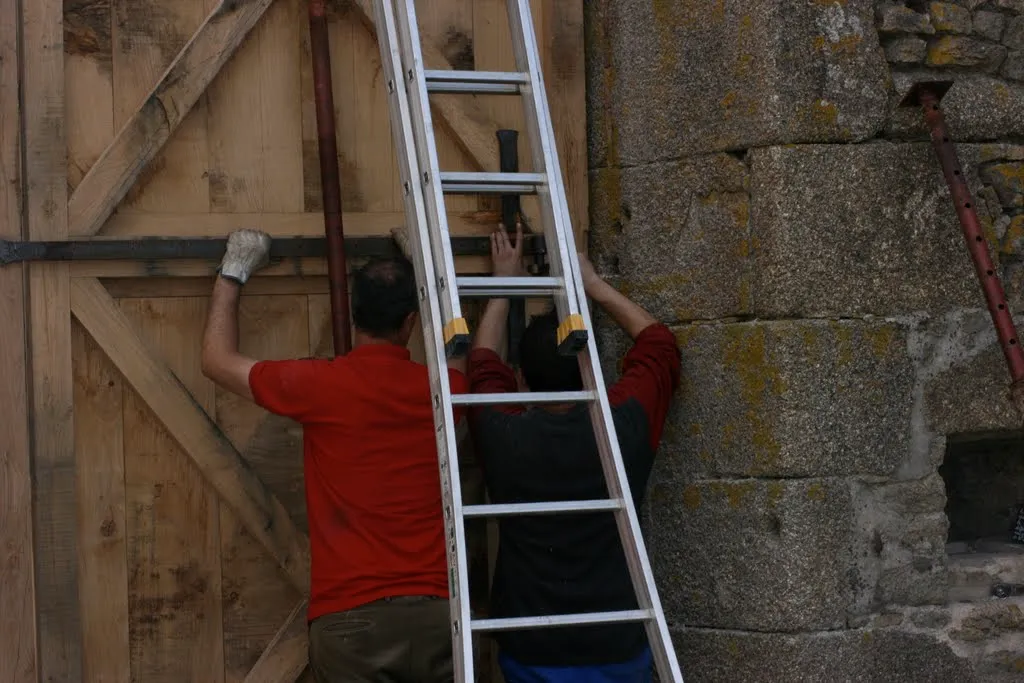 Installation de la porte d'entrée.